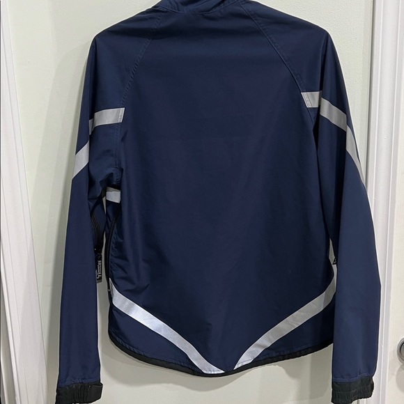 (11) Running Room Jacket - Picture 6 of 6
